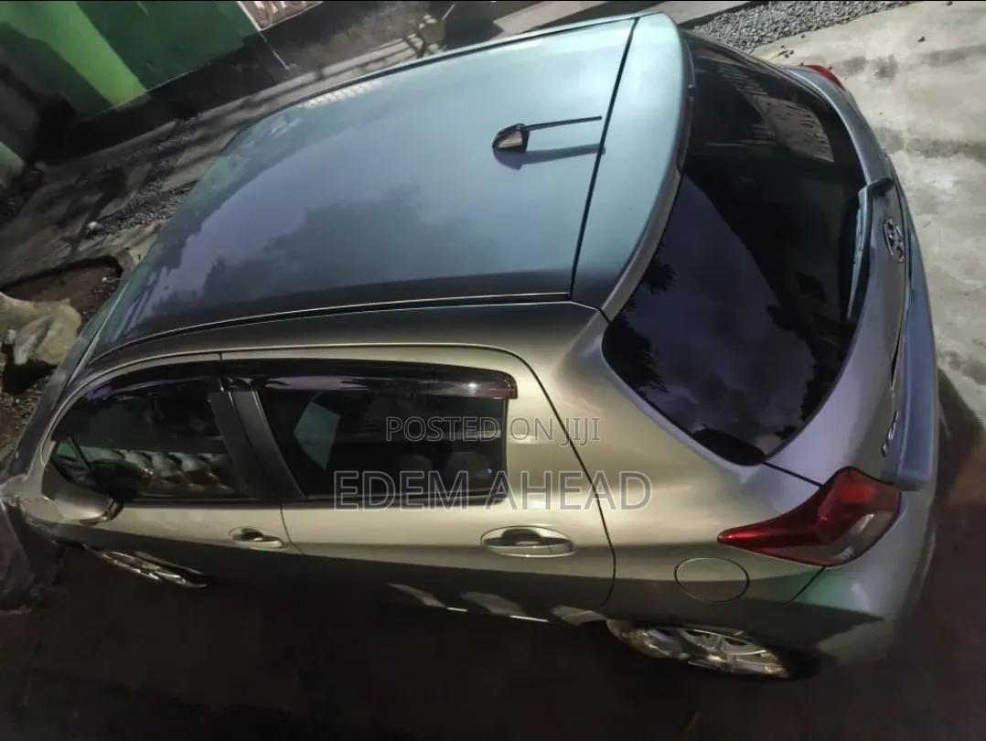 Toyota Vitz 2012 Silver
