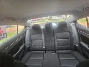 Hyundai Elantra Limited Sedan FWD (2.0L 4cyl 6A) 2017 Silver