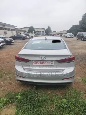 Hyundai Elantra Limited Sedan FWD (2.0L 4cyl 6A) 2017 Silver