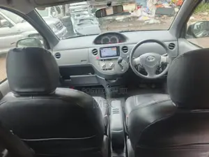 Toyota Sienta 2013 Silver