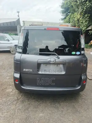 Toyota Sienta 2013 Silver