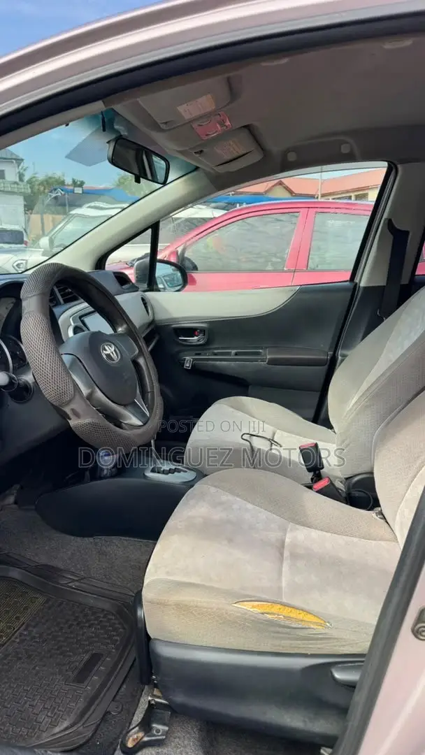 Toyota Vitz 2012 Silver