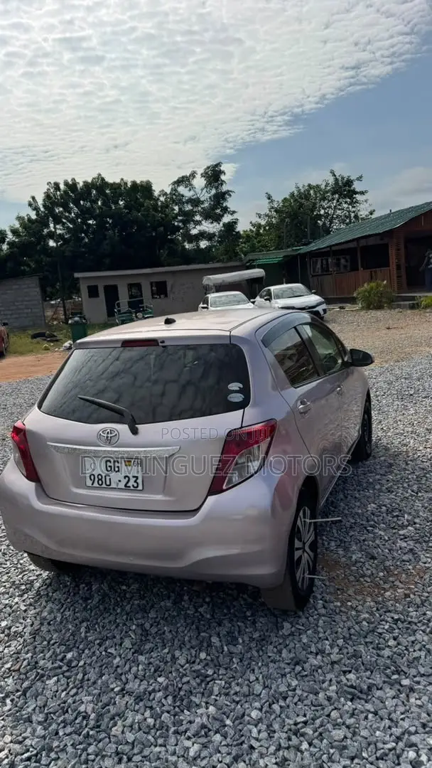 Toyota Vitz 2012 Silver