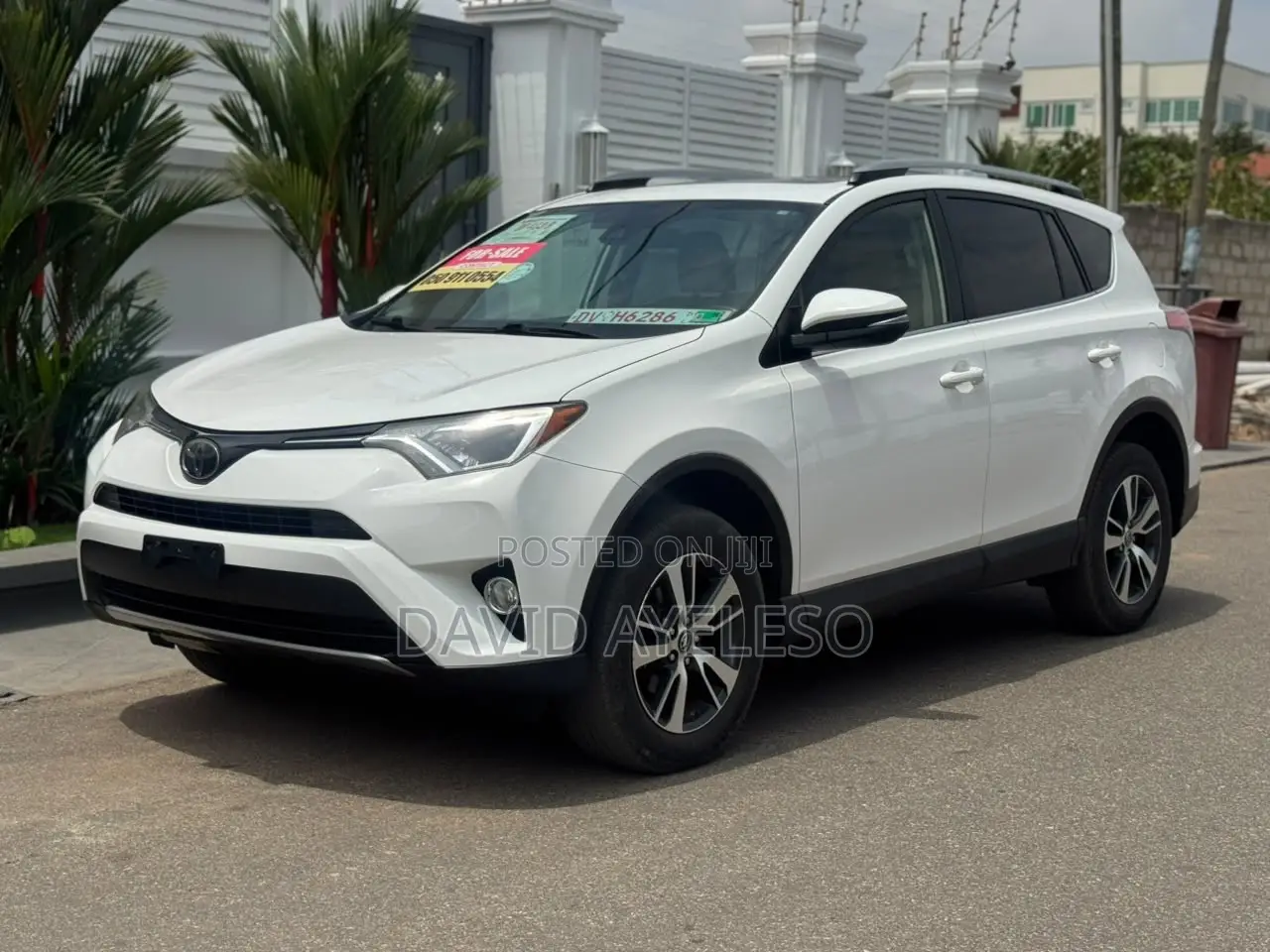 Toyota RAV4 XLE 4dr SUV AWD (2.5L 4cyl 6A) 2018 White