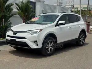 Toyota RAV4 XLE 4dr SUV AWD (2.5L 4cyl 6A) 2018 White