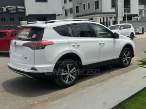 Toyota RAV4 XLE 4dr SUV AWD (2.5L 4cyl 6A) 2018 White
