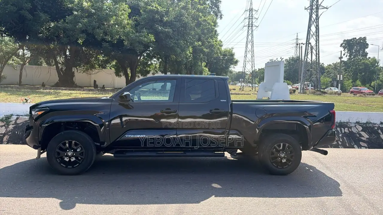 Toyota Tacoma SR Double Cab 4WD 5.0 ft. SB (Automatic) 2025 Black