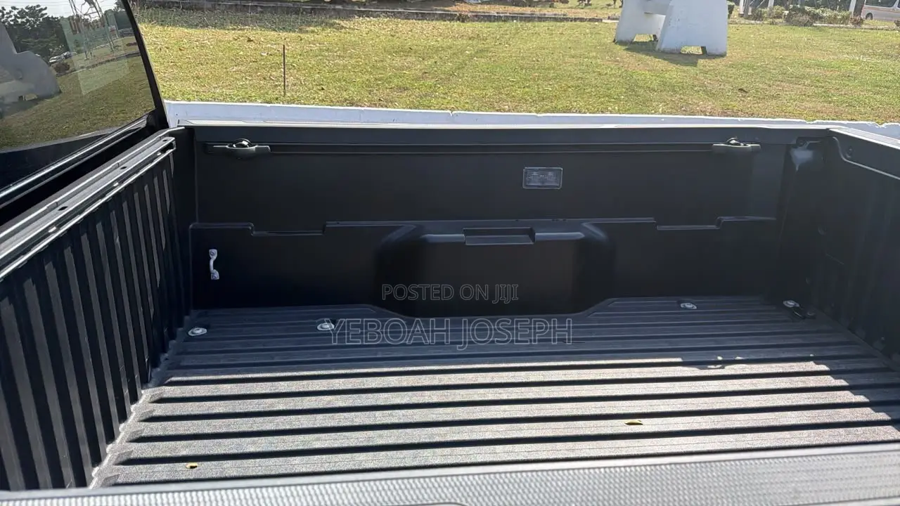 Toyota Tacoma SR Double Cab 4WD 5.0 ft. SB (Automatic) 2025 Black