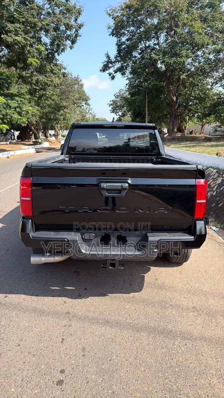 Toyota Tacoma SR Double Cab 4WD 5.0 ft. SB (Automatic) 2025 Black