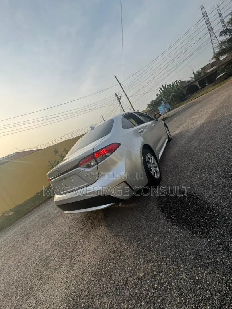 Toyota Corolla LE 2021 Silver