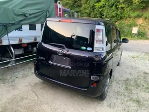 Toyota Sienta 1.5 FWD 2012 Burgundy