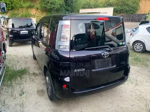 Toyota Sienta 1.5 FWD 2012 Burgundy