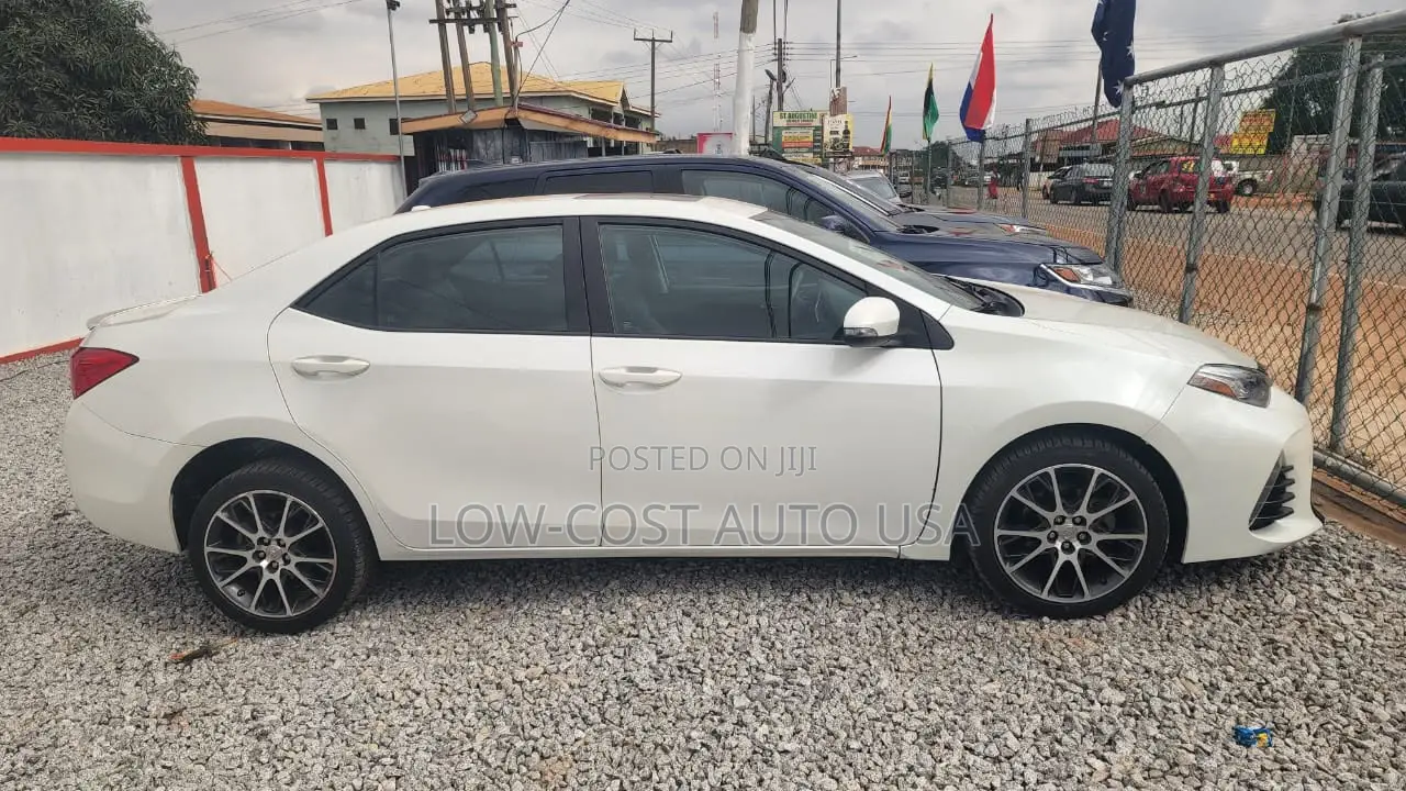 Toyota Corolla SE Special Edition 4dr Sedan (1.8L 4cyl CVT) 2017 White