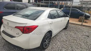 Toyota Corolla SE Special Edition 4dr Sedan (1.8L 4cyl CVT) 2017 White