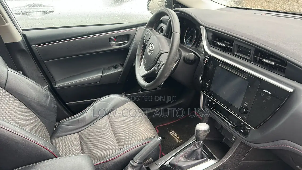 Toyota Corolla SE Special Edition 4dr Sedan (1.8L 4cyl CVT) 2017 White