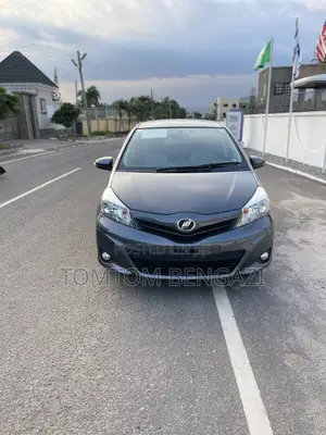 Toyota Vitz 1.3 FWD 5dr 2013 Gray