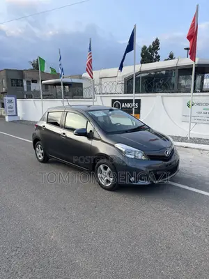 Toyota Vitz 1.3 FWD 5dr 2013 Gray