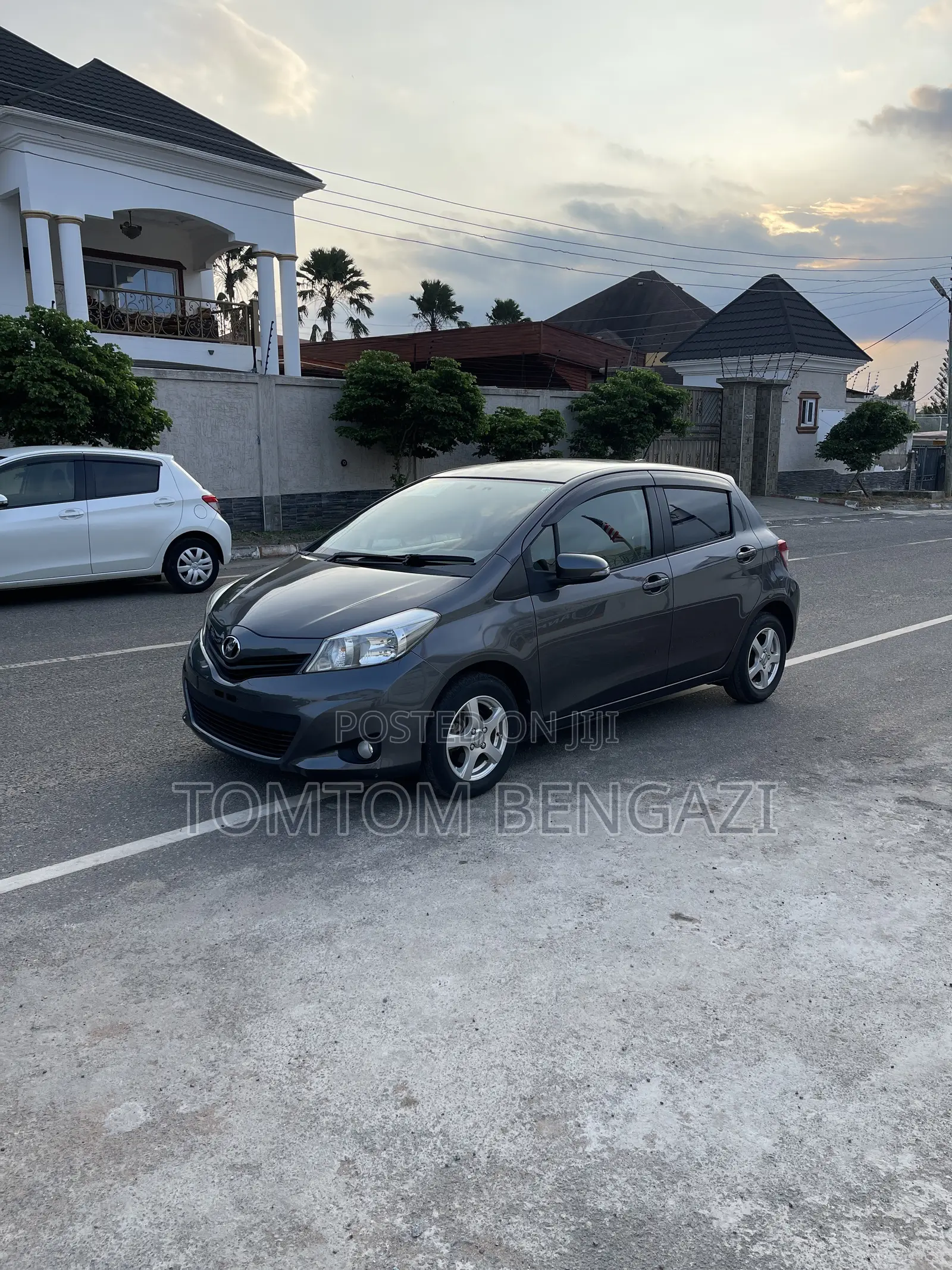 Toyota Vitz 1.3 FWD 5dr 2013 Gray