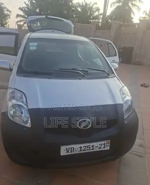 Toyota Vitz 1.0 FWD 3dr 2010 Silver