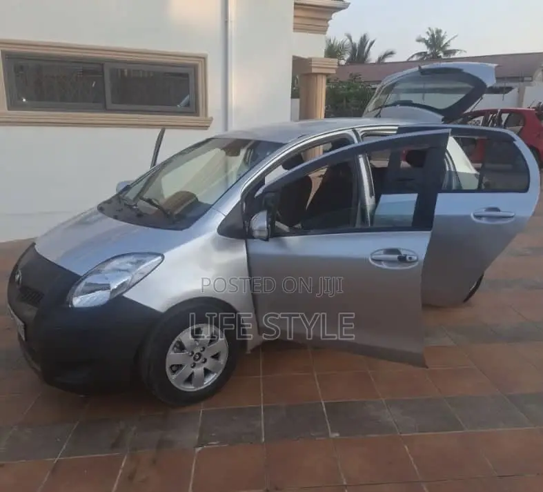 Toyota Vitz 1.0 FWD 3dr 2010 Silver