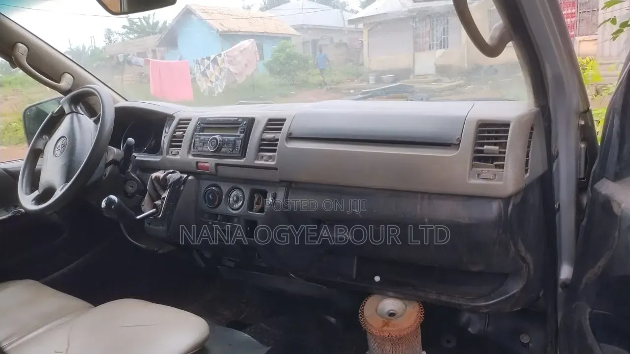 Toyota HiAce 2012 Silver