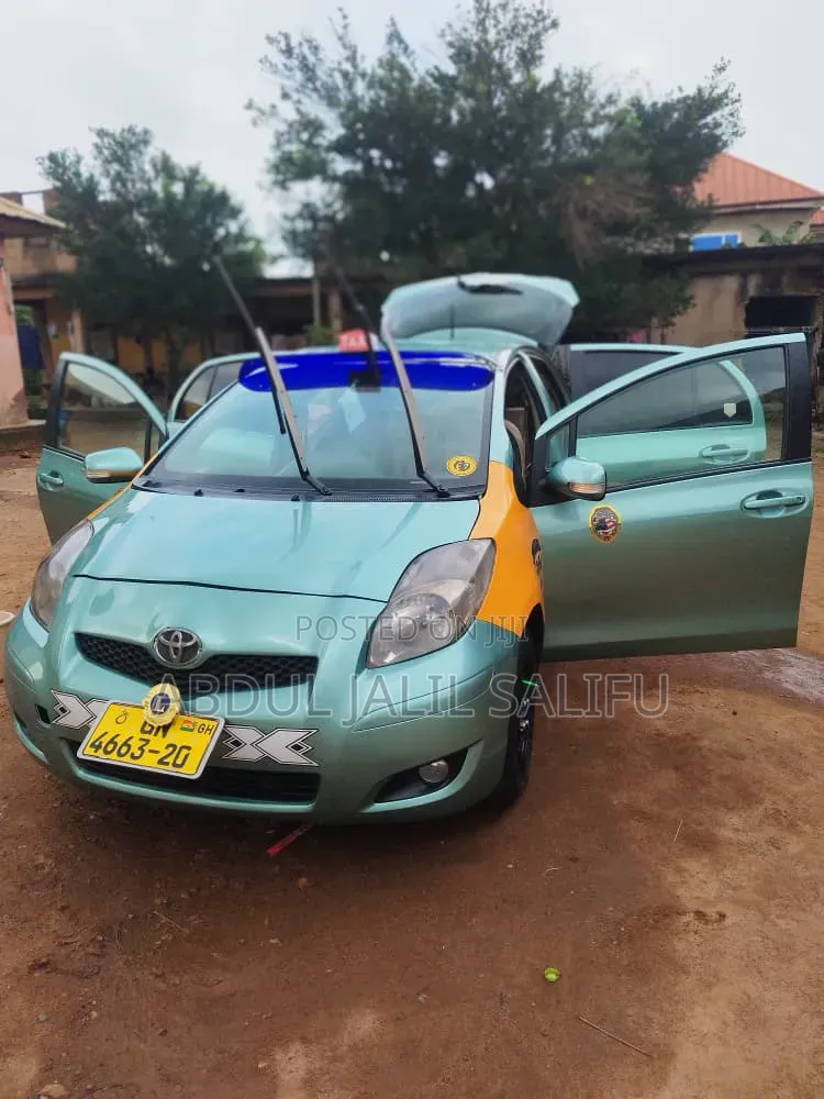 Toyota Vitz 2018 Silver