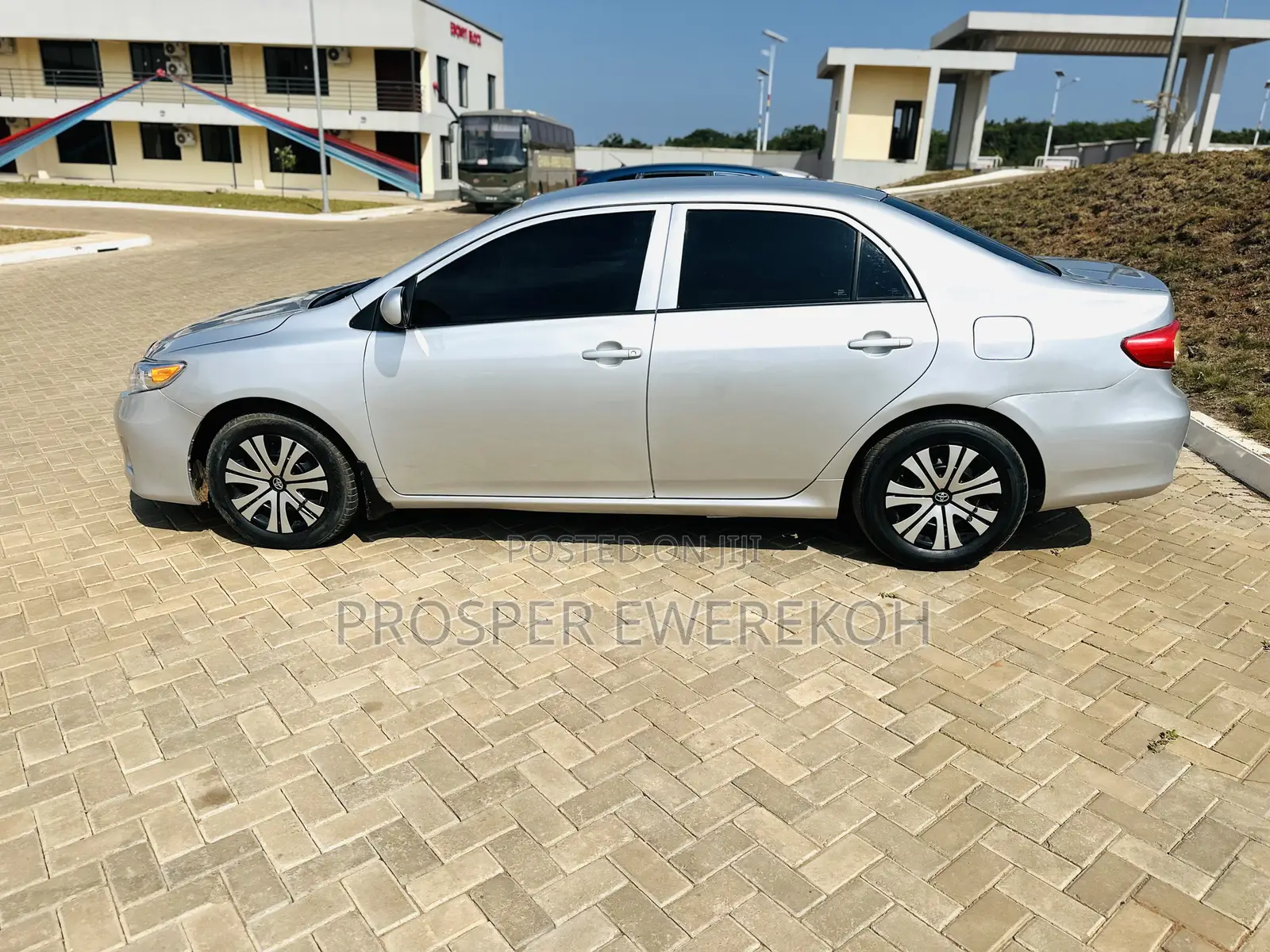 Toyota Corolla LE 4dr Sedan (1.8L 4cyl 4A) 2011 Silver