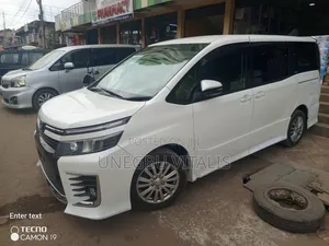 Toyota Voxy V 2WD 8-Seater 2015 White