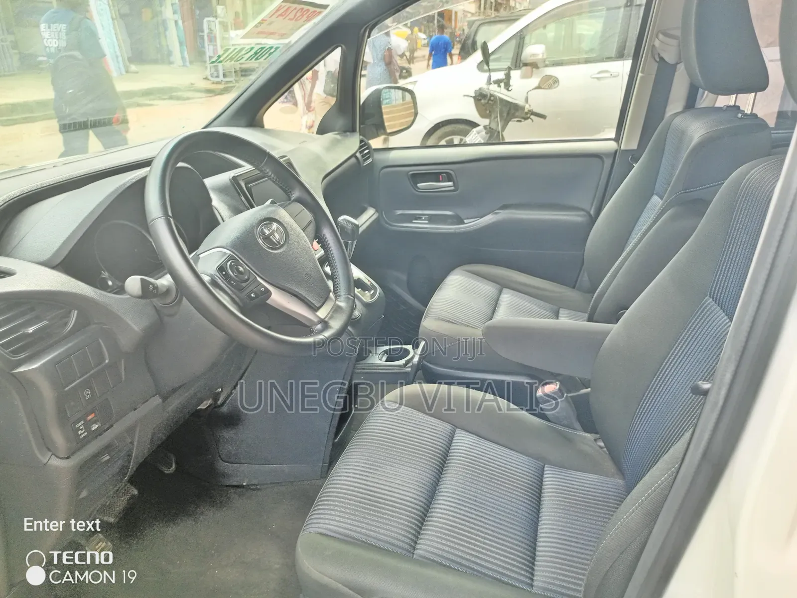 Toyota Voxy V 2WD 8-Seater 2015 White