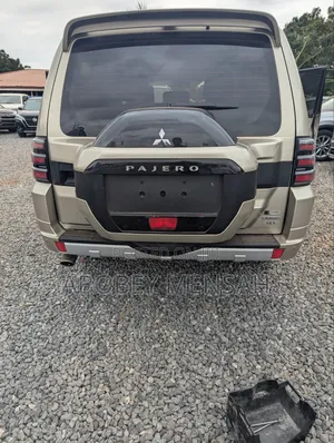 Mitsubishi Pajero V90 3.8 V6 GLS/GLX 2016 Gold