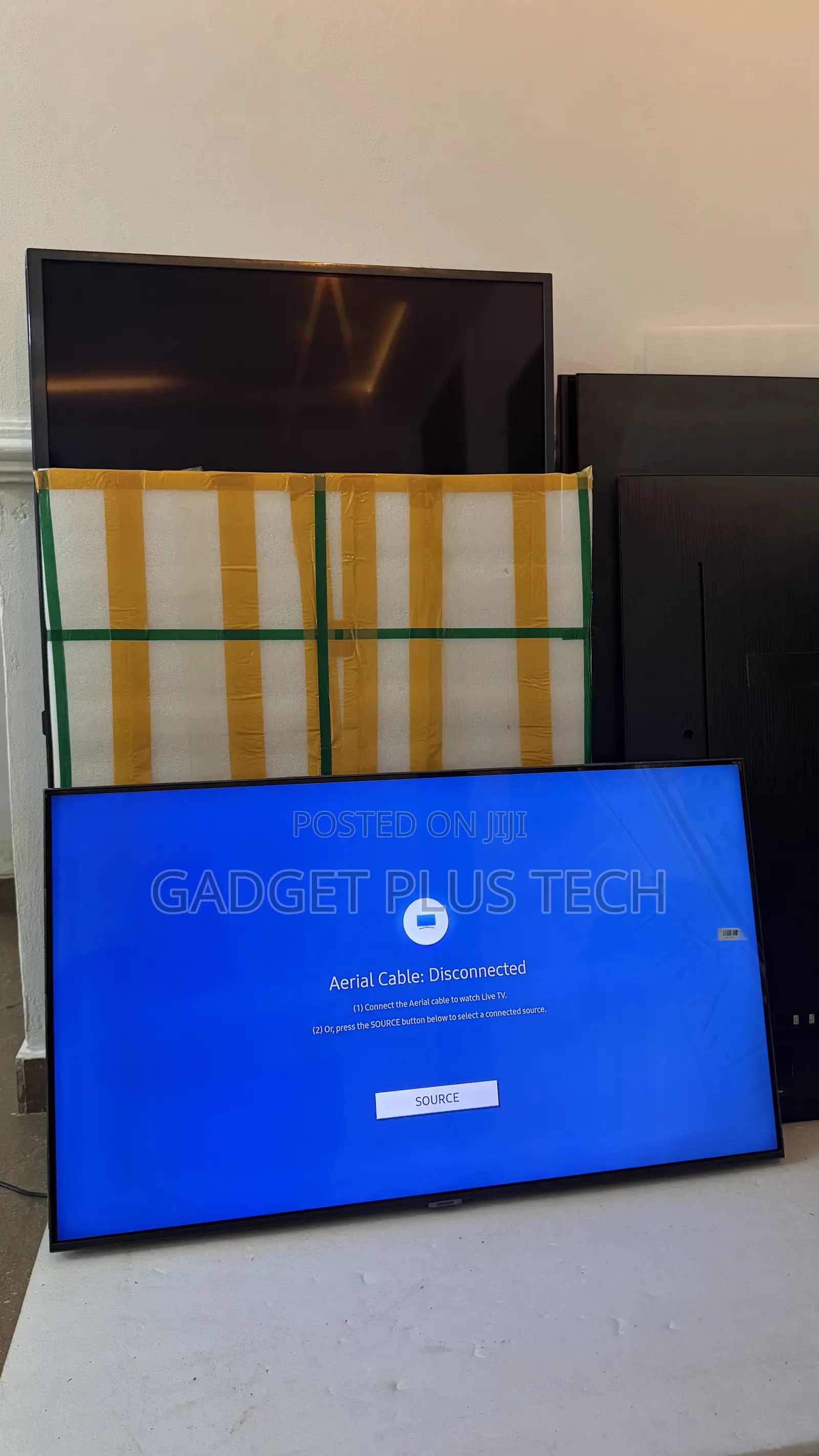 Samsung Crystal UHD Smart TV 2022 43”inches (Almost New)