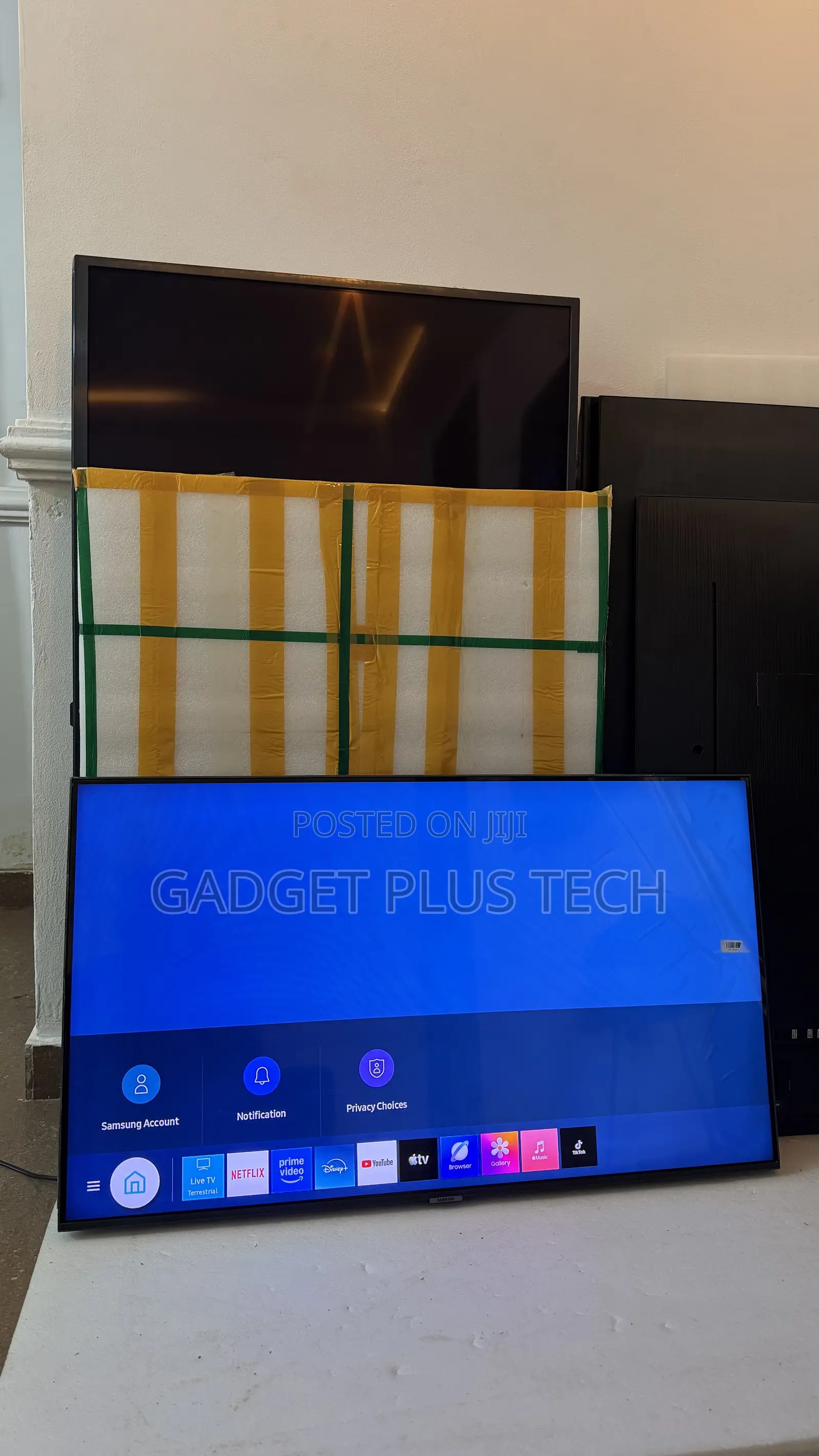 Samsung Crystal UHD Smart TV 2022 43”inches (Almost New)
