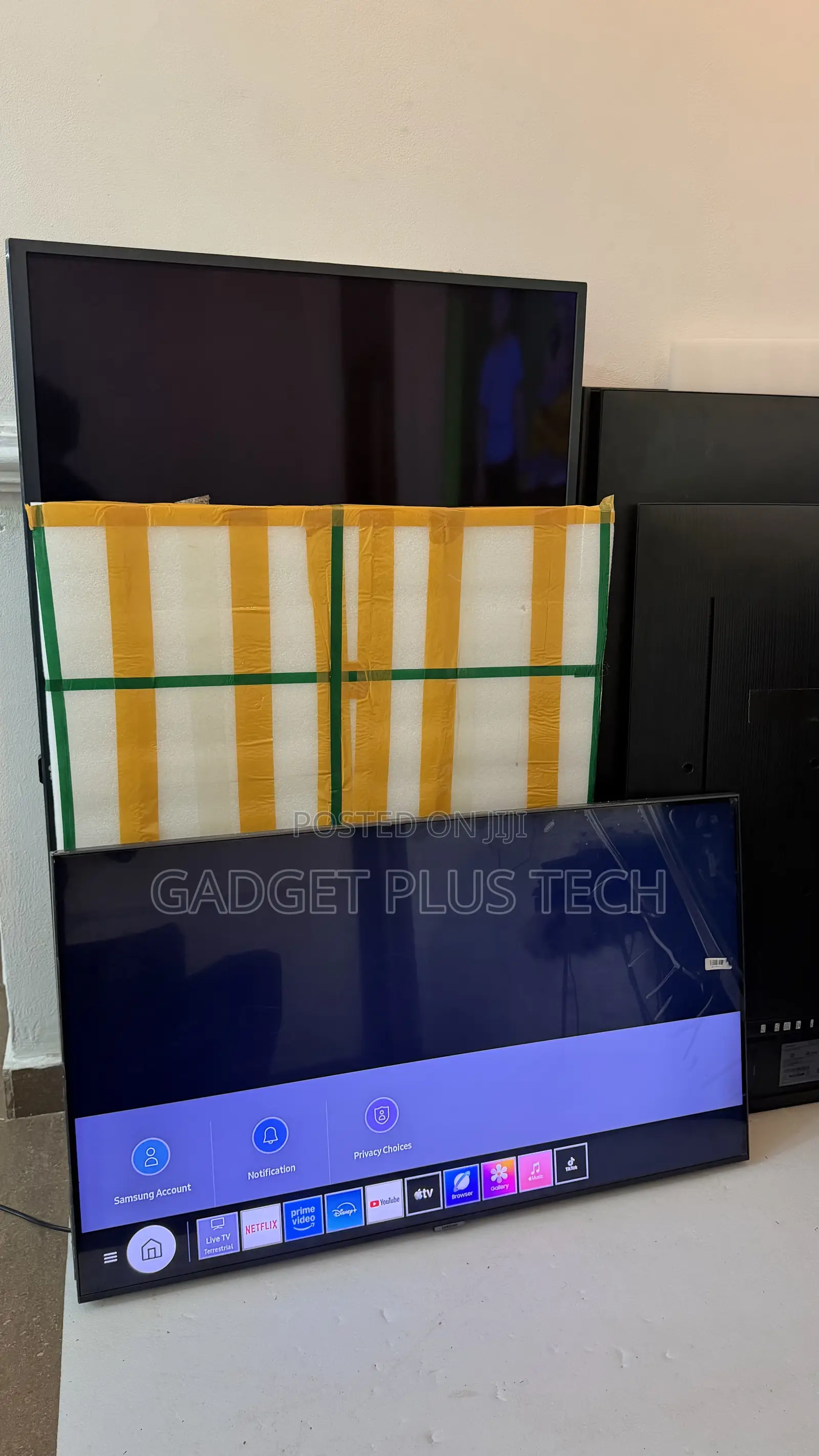 Samsung Crystal UHD Smart TV 2022 43”inches (Almost New)