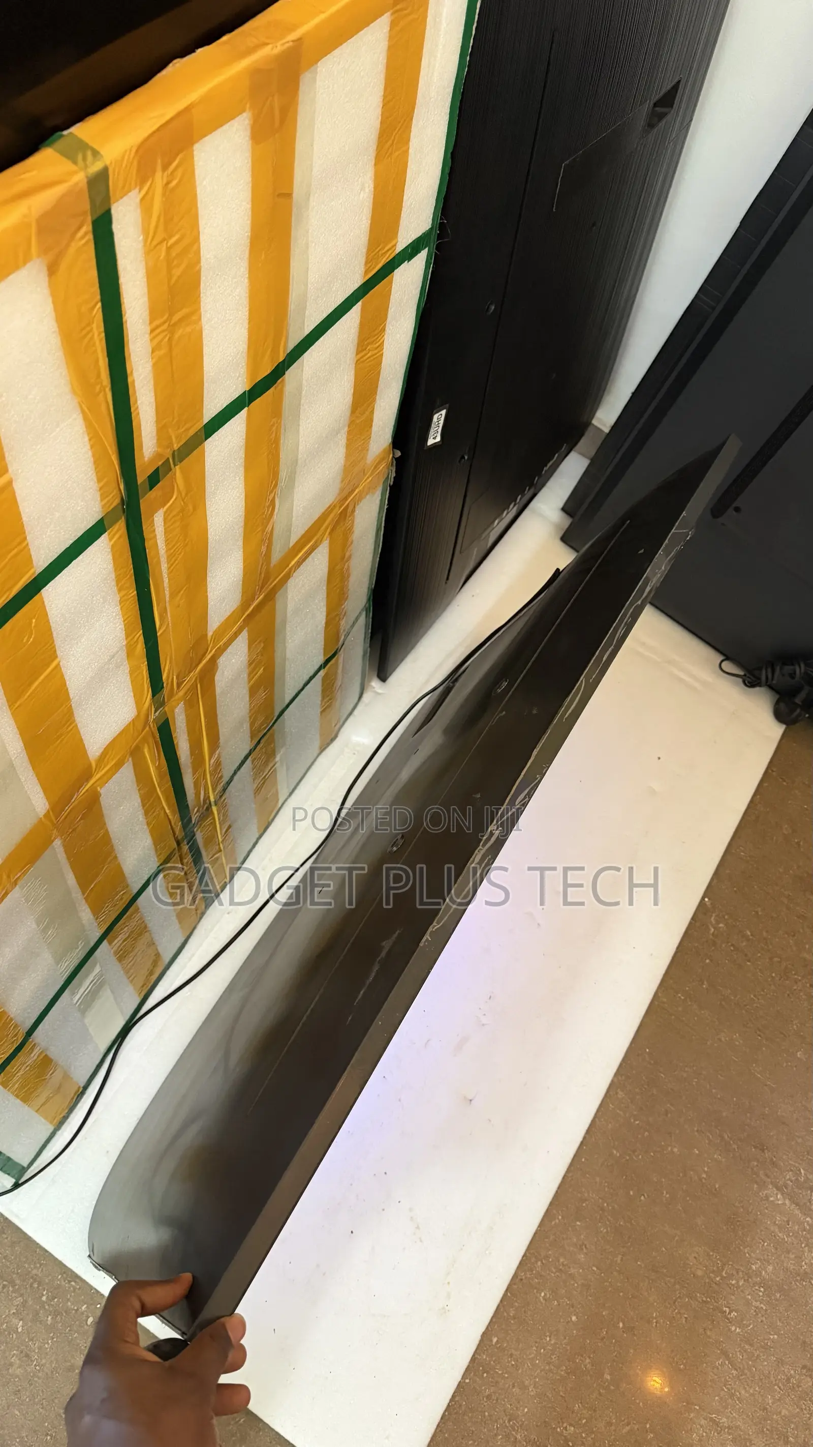 Samsung Crystal UHD Smart TV 2022 43”inches (Almost New)