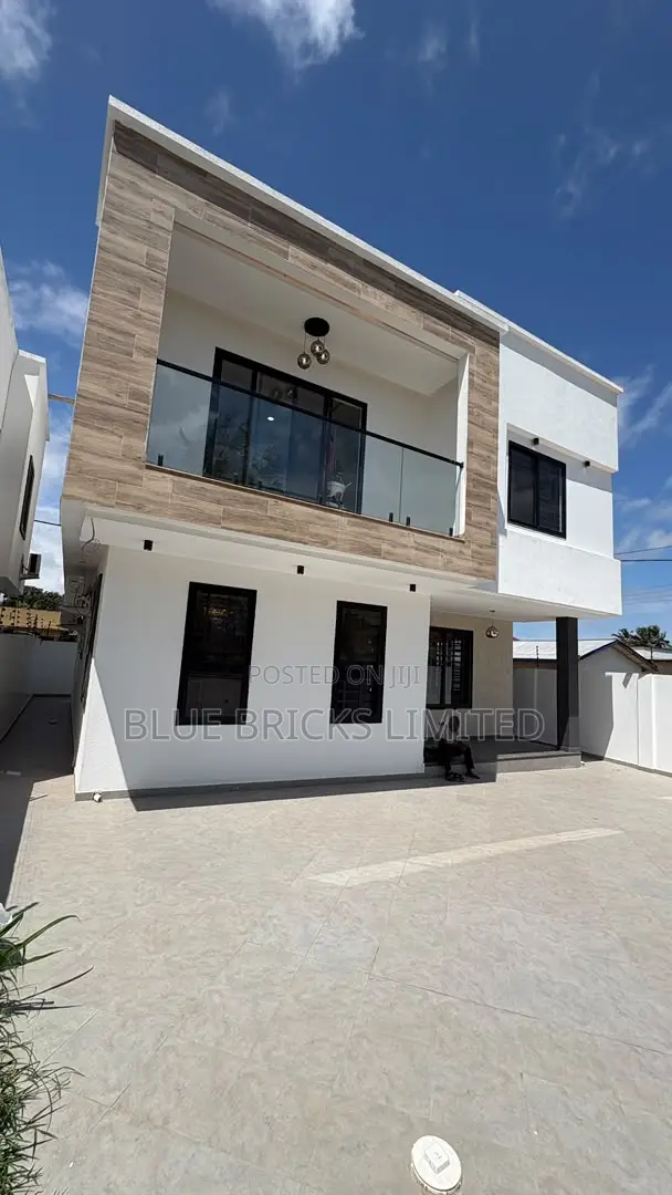 4bdrm House in Spintex, Baatsona Total for rent