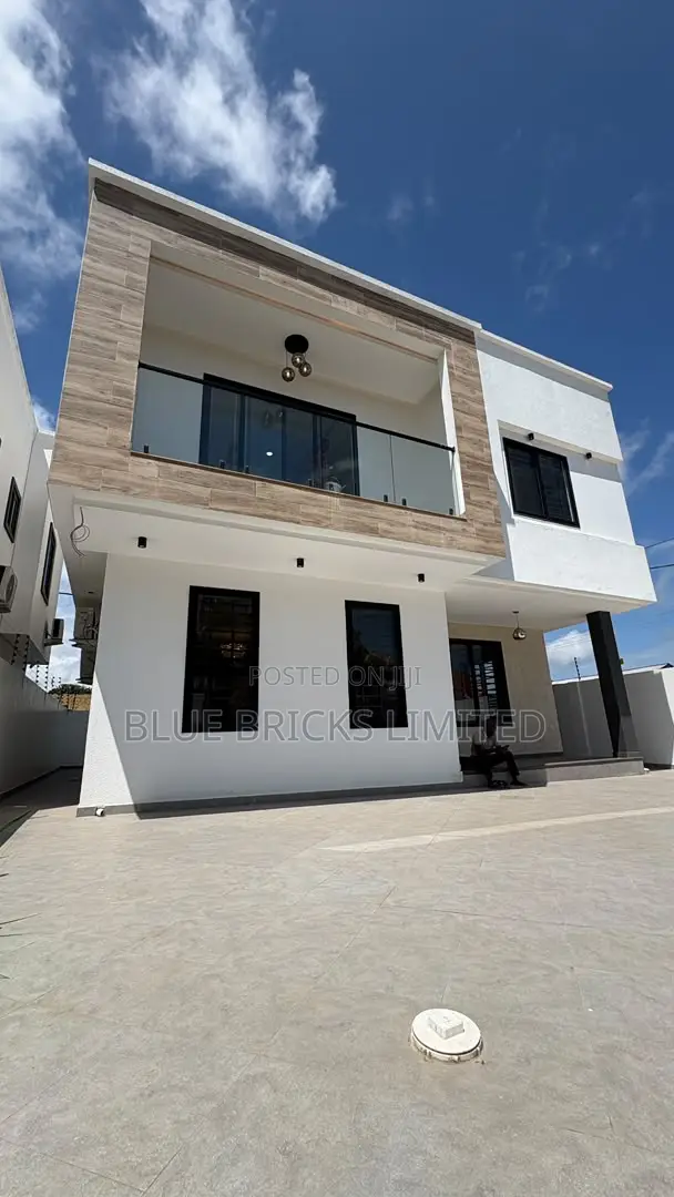 4bdrm House in Spintex, Baatsona Total for rent