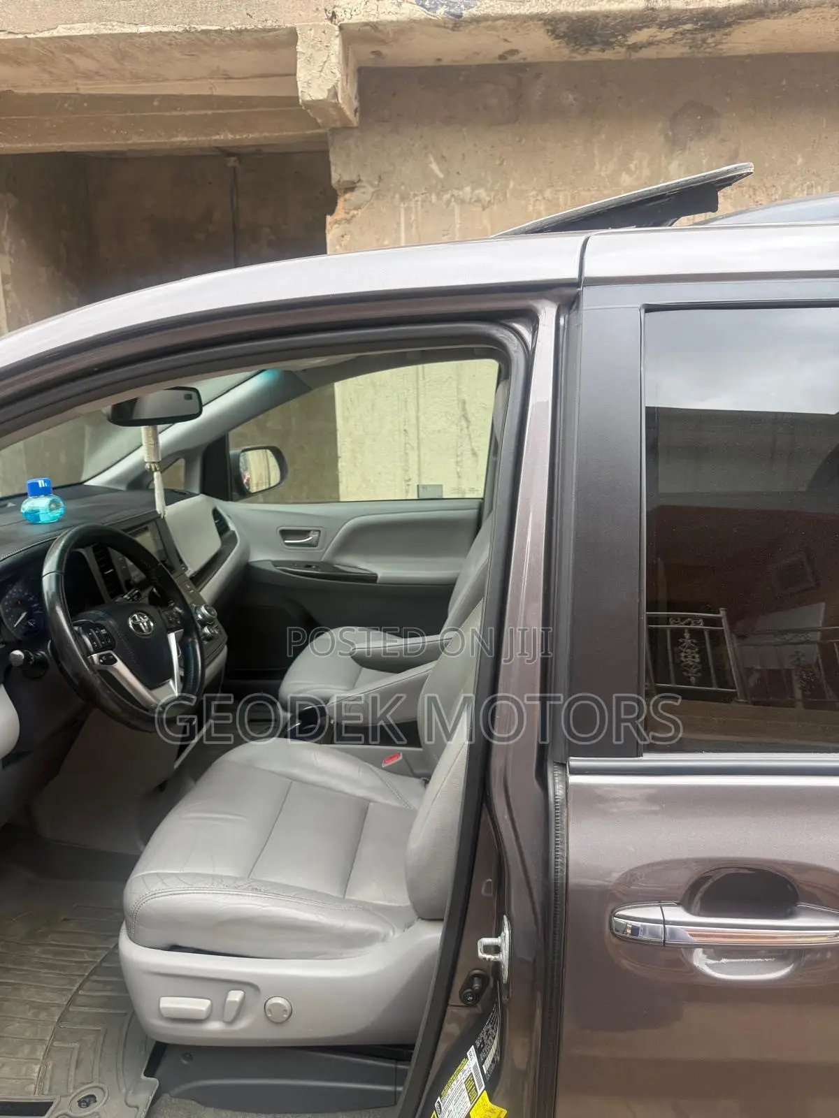 Toyota Sienna XLE Premium 7 Passenger (3.5L 6cyl 8A) 2017 Gray