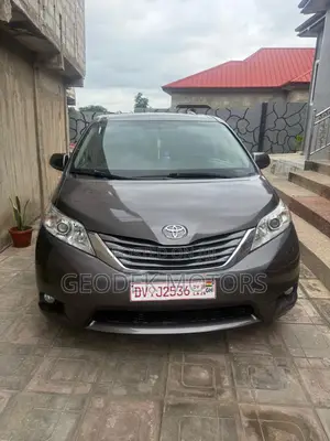 Toyota Sienna XLE Premium 7 Passenger (3.5L 6cyl 8A) 2017 Gray