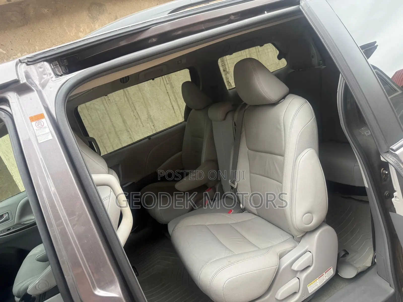 Toyota Sienna XLE Premium 7 Passenger (3.5L 6cyl 8A) 2017 Gray