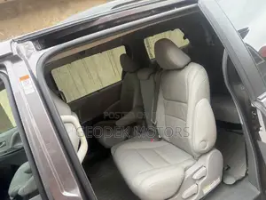 Toyota Sienna XLE Premium 7 Passenger (3.5L 6cyl 8A) 2017 Gray