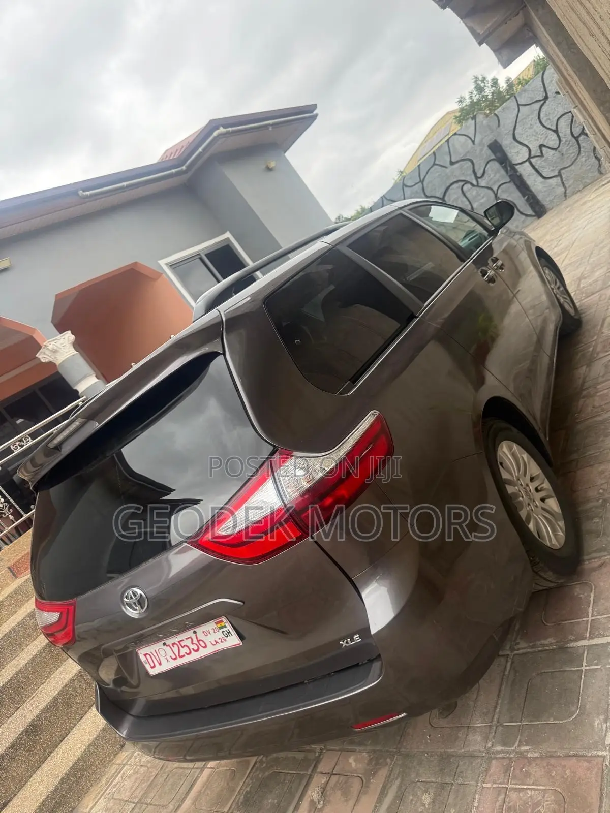 Toyota Sienna XLE Premium 7 Passenger (3.5L 6cyl 8A) 2017 Gray