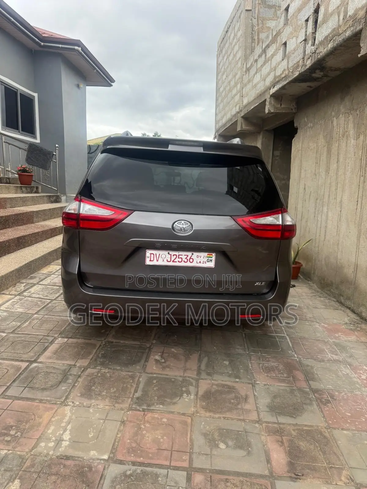 Toyota Sienna XLE Premium 7 Passenger (3.5L 6cyl 8A) 2017 Gray