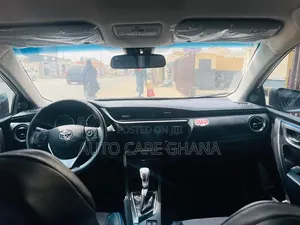 Toyota Corolla SE (1.8L 4cyl 2A) 2018 White