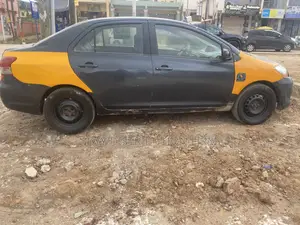 Toyota Yaris Base Sedan 4dr 2010 Gray