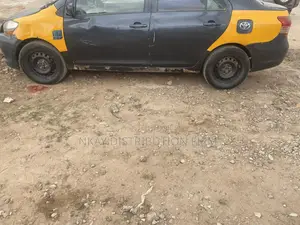 Toyota Yaris Base Sedan 4dr 2010 Gray