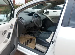 Toyota Vitz 1.3 FWD 5dr 2010 White