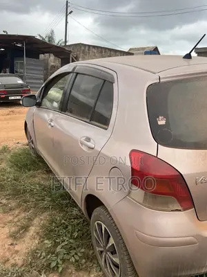 Toyota Vitz 1.3 FWD 3dr 2010 Gray