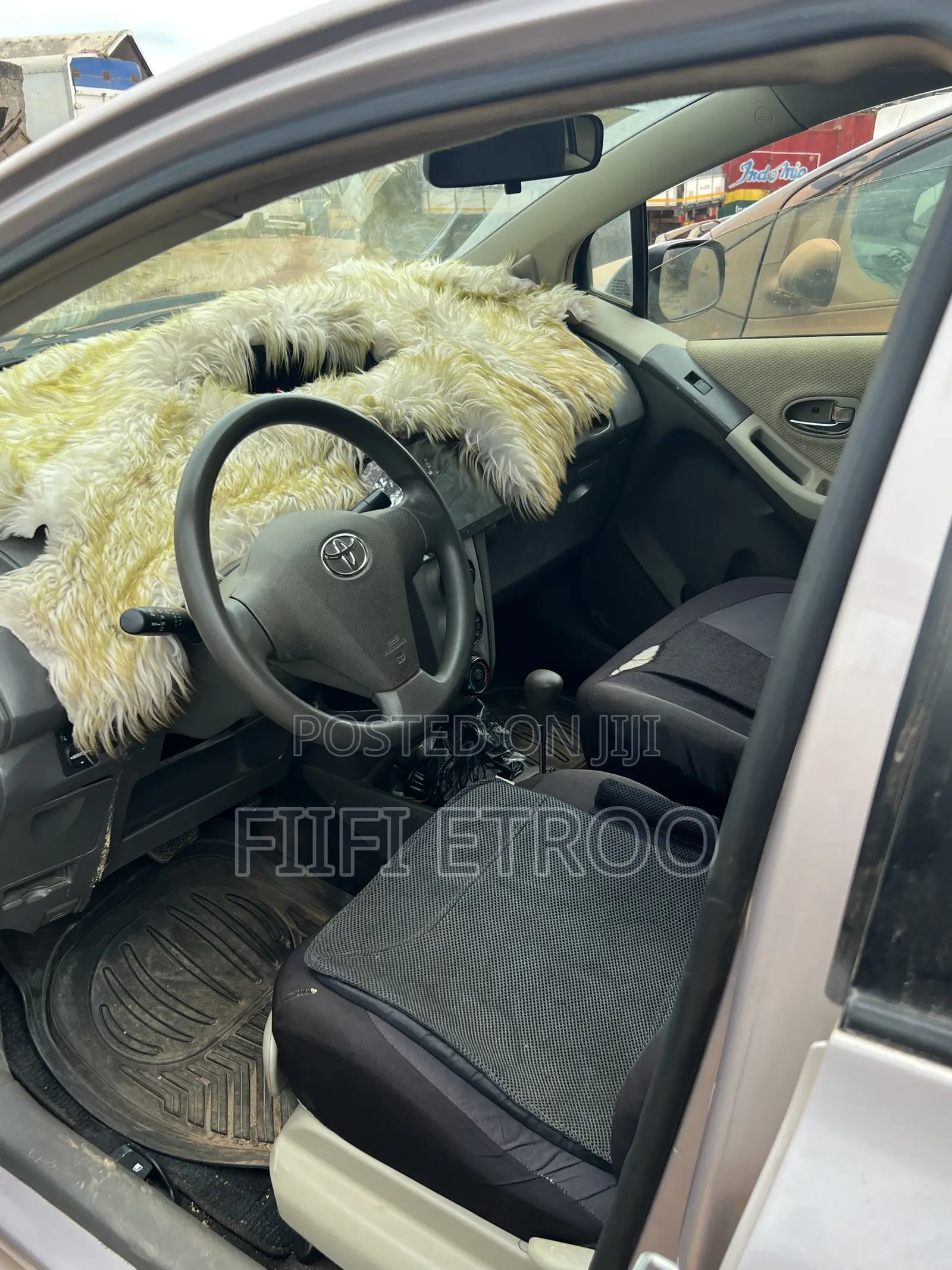 Toyota Vitz 1.3 FWD 3dr 2010 Gray