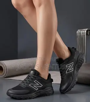 New Balance Black/White Sneakers