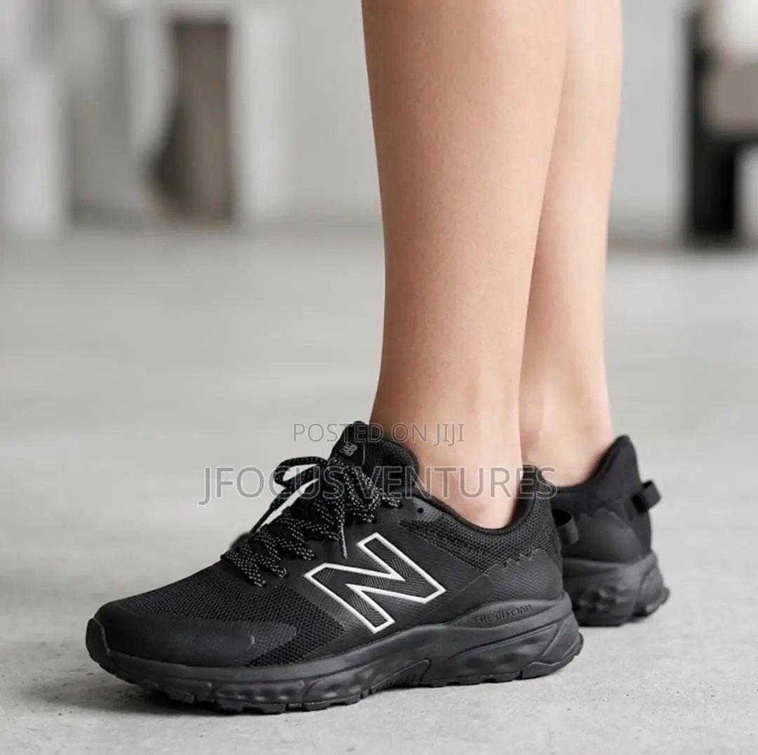 New Balance Black/White Sneakers